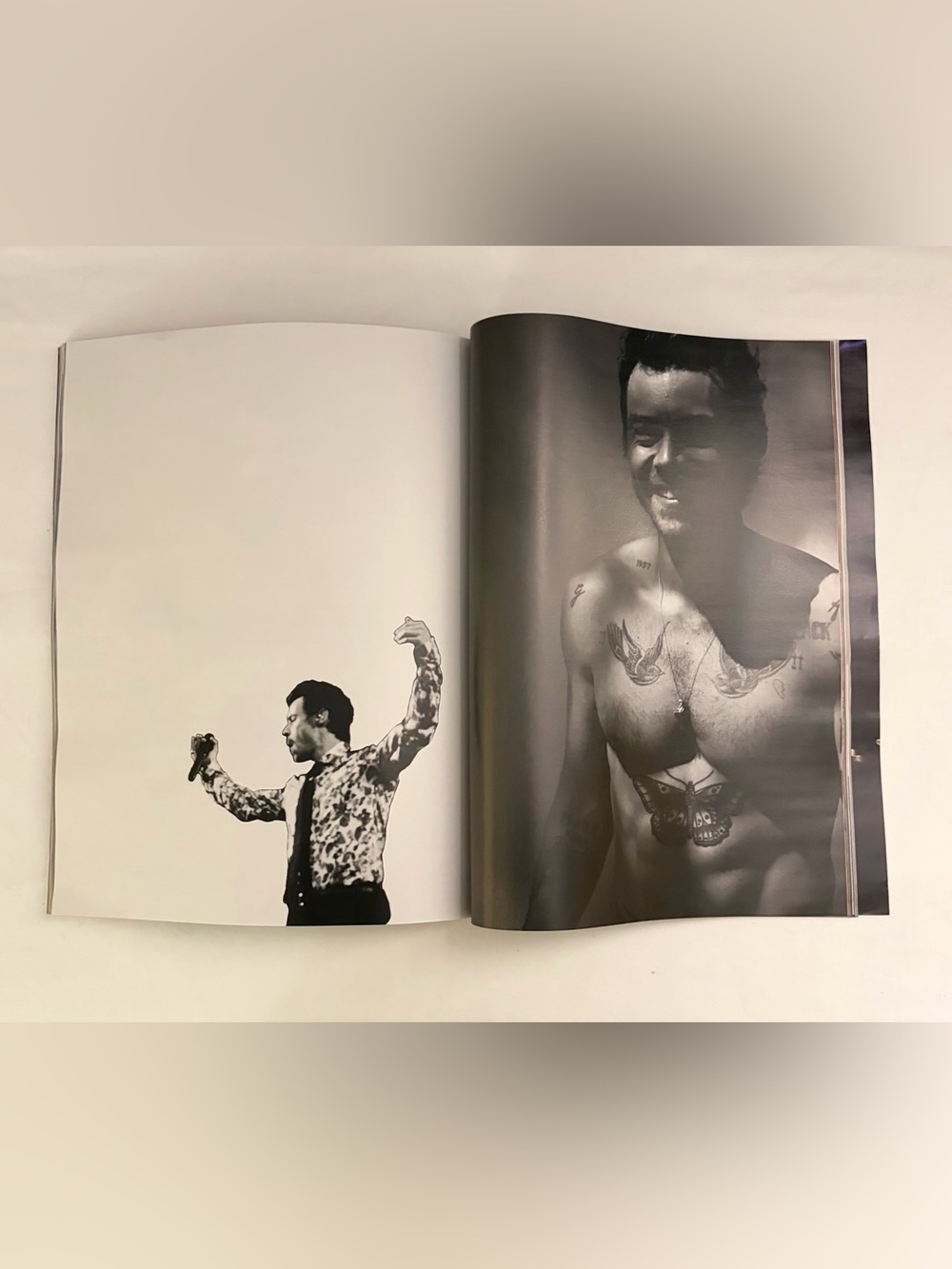 W Harry Styles Fashion “30 Page Portfolio Pop’s Electrifying Star” Volume 4 Mag - Picture 10 of 15